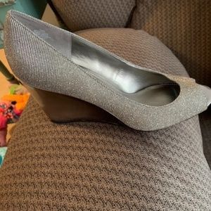 Bandolino Silver Wedge Pumps, Peep toe, Gorgeous Silver sparkle, Size 10